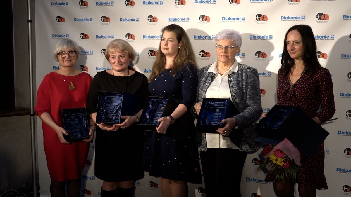 Pět žen dostalo cenu za práci v sociálních službách. Některé ani po třiceti letech necítí vyhoření